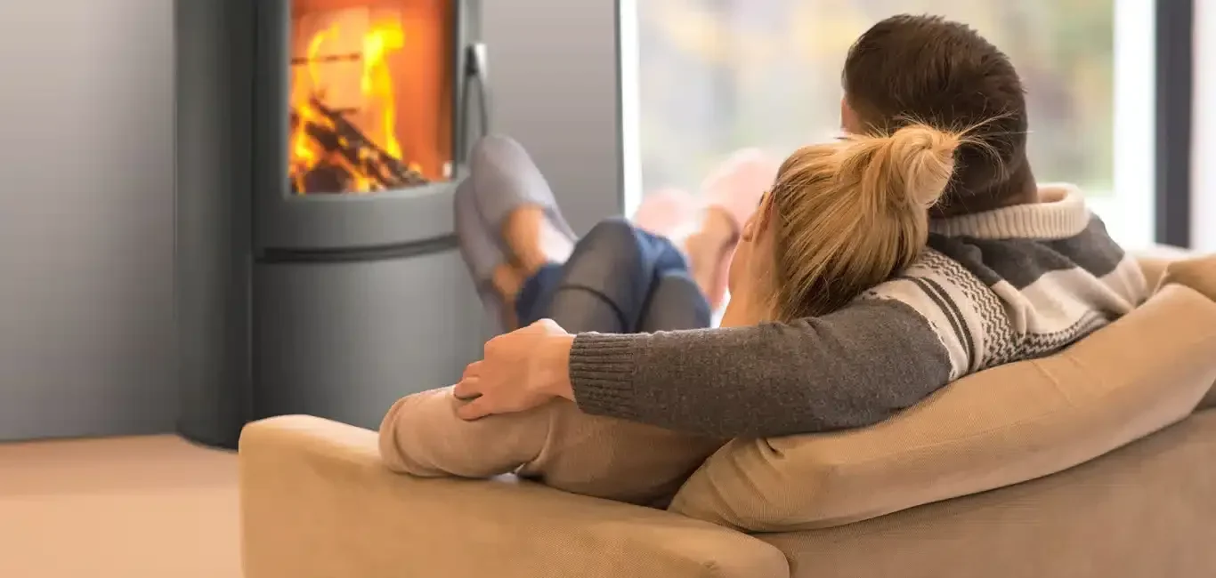 Par slapper af foran brændeovnen